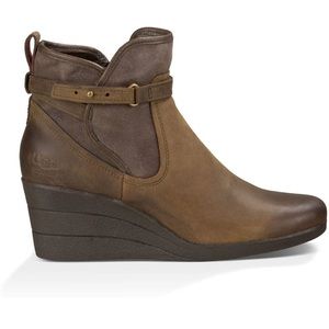 Stout Emalie Ankle Boots - Women
UGG®